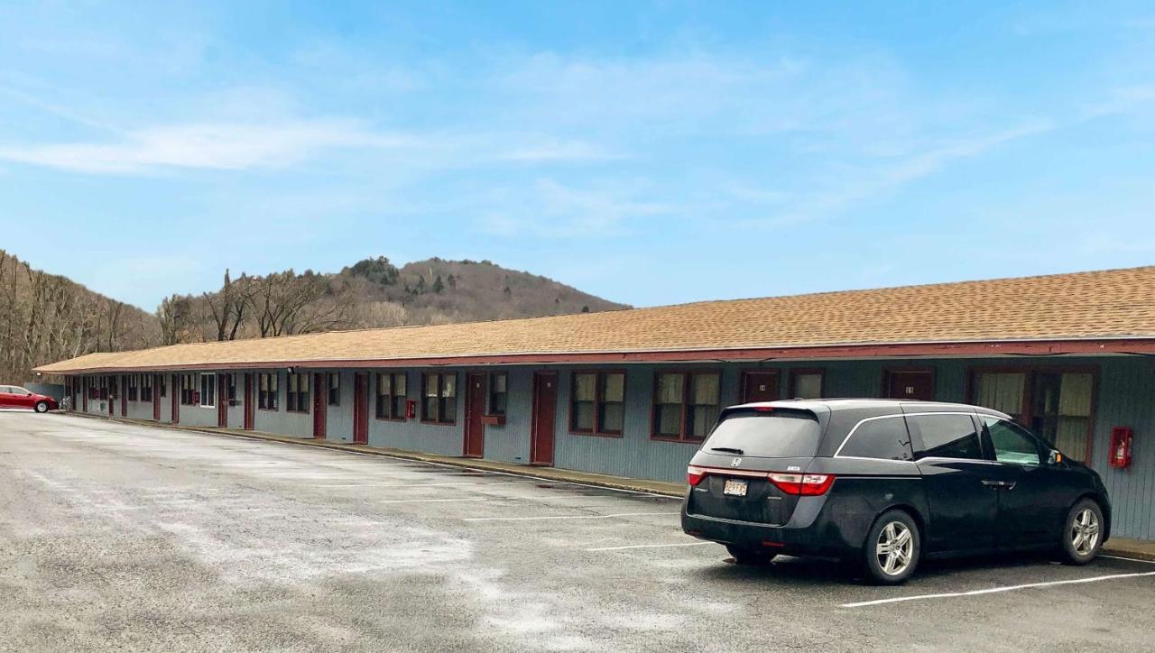 Pleasant Valley Motel West Stockbridge Dış mekan fotoğraf